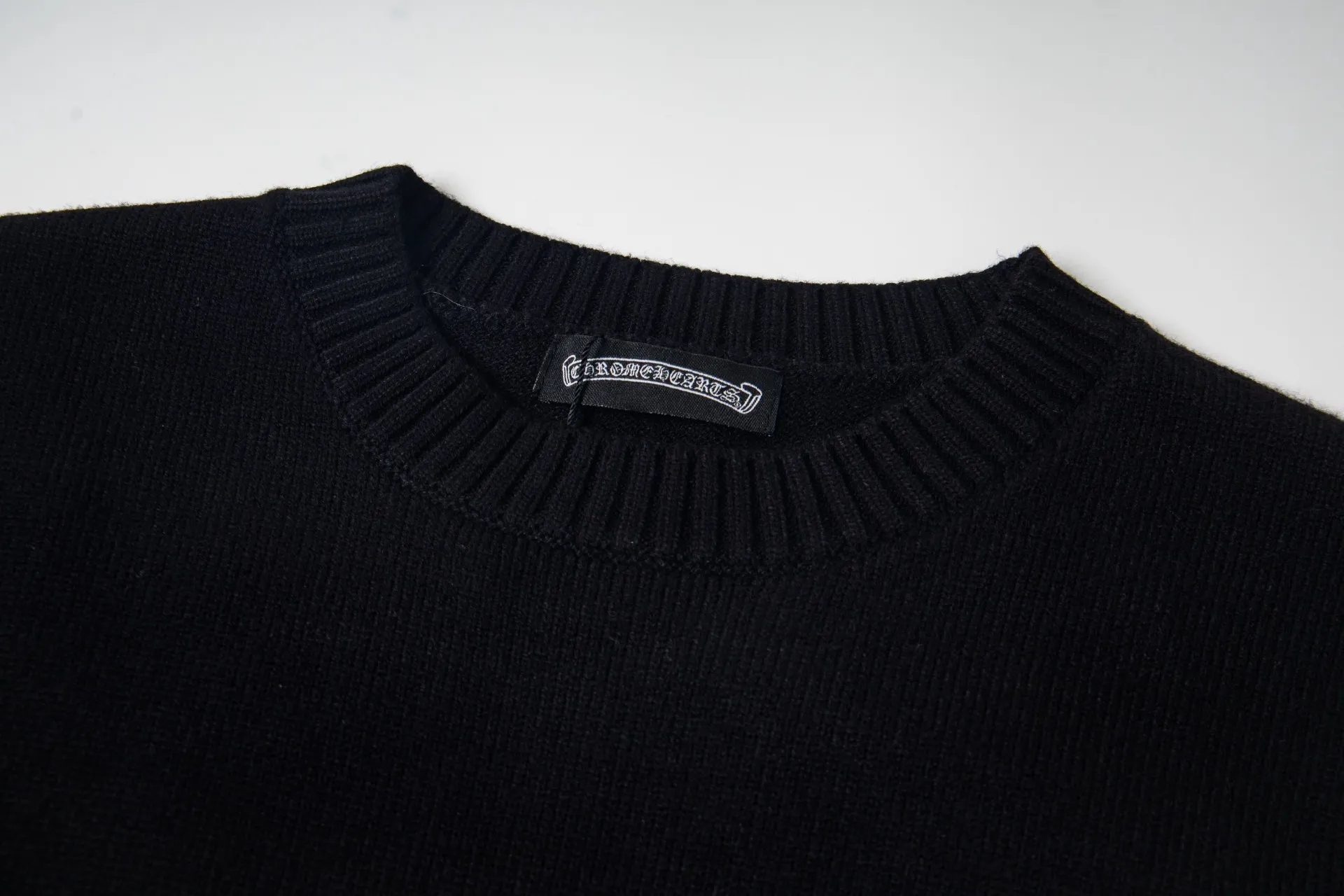 P260 model number: G801 Chrome Hearts new cross knitted jacquard appliqué embroidered round neck sweatshirt 1️⃣ Purchase the original version, containing 20% ​​wool. The item is made of custom-dyed and custom-spun yarn. It is heavy enough and thick enough to feel heavy in the hand. The workmanship details are perfectly controlled, and the upper body effect is also very comfortable! 2️⃣ It is very youthful and energetic, and can be easily worn by both men and women. It is very in line with the fashion aesthetic concepts of today's young people, creating a casual and lazy fashion tone. It is a must-have for couples in autumn and winter! 3️⃣ Complete accessories, same style for men and women. Color: black, white Size: S, M, L